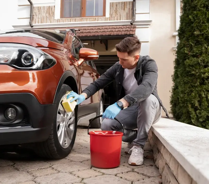 Lavage auto à domicile Les Mathes : professionnel intervenant sur un véhicule